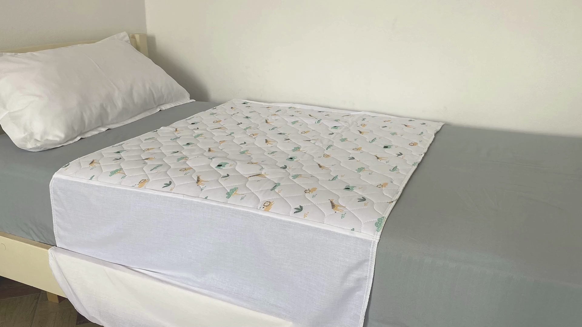 Lynmark Explorer potty training bed pad with tucks - product demo video