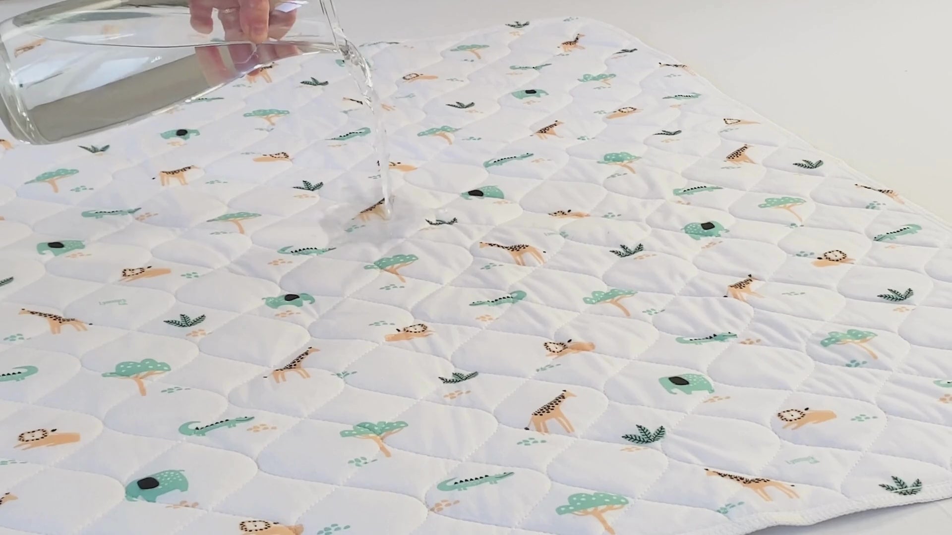 Lynmark Explorer potty training bed pad non-slip - product demo video