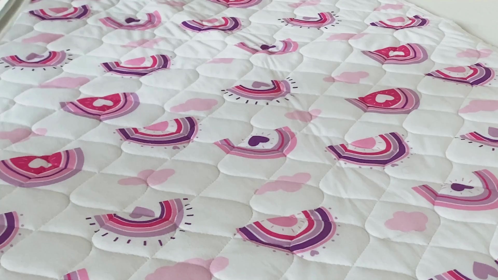 Lynmark Rainbow potty training bed pad non-slip - product demo video