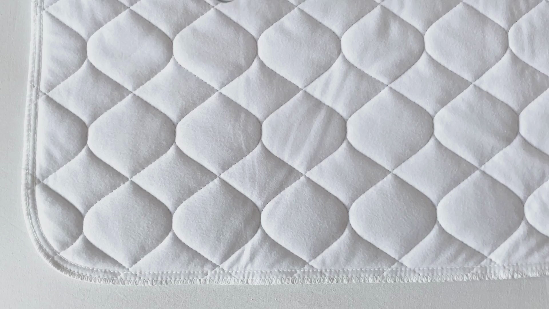 Lynmark White potty training bed pad non-slip - product demo video