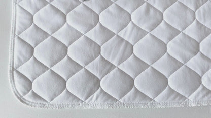 Lynmark White potty training bed pad non-slip - product demo video