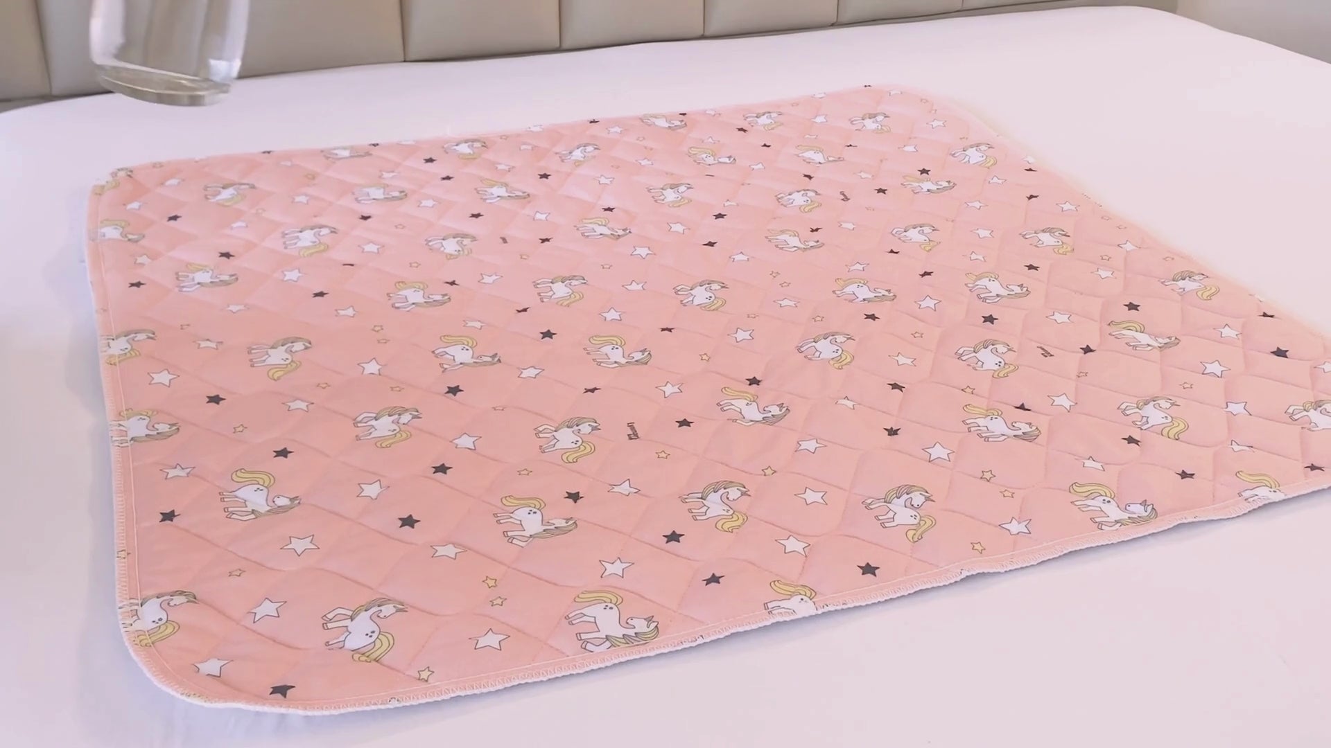 Lynmark Unicorn potty training bed pad non-slip - product demo video