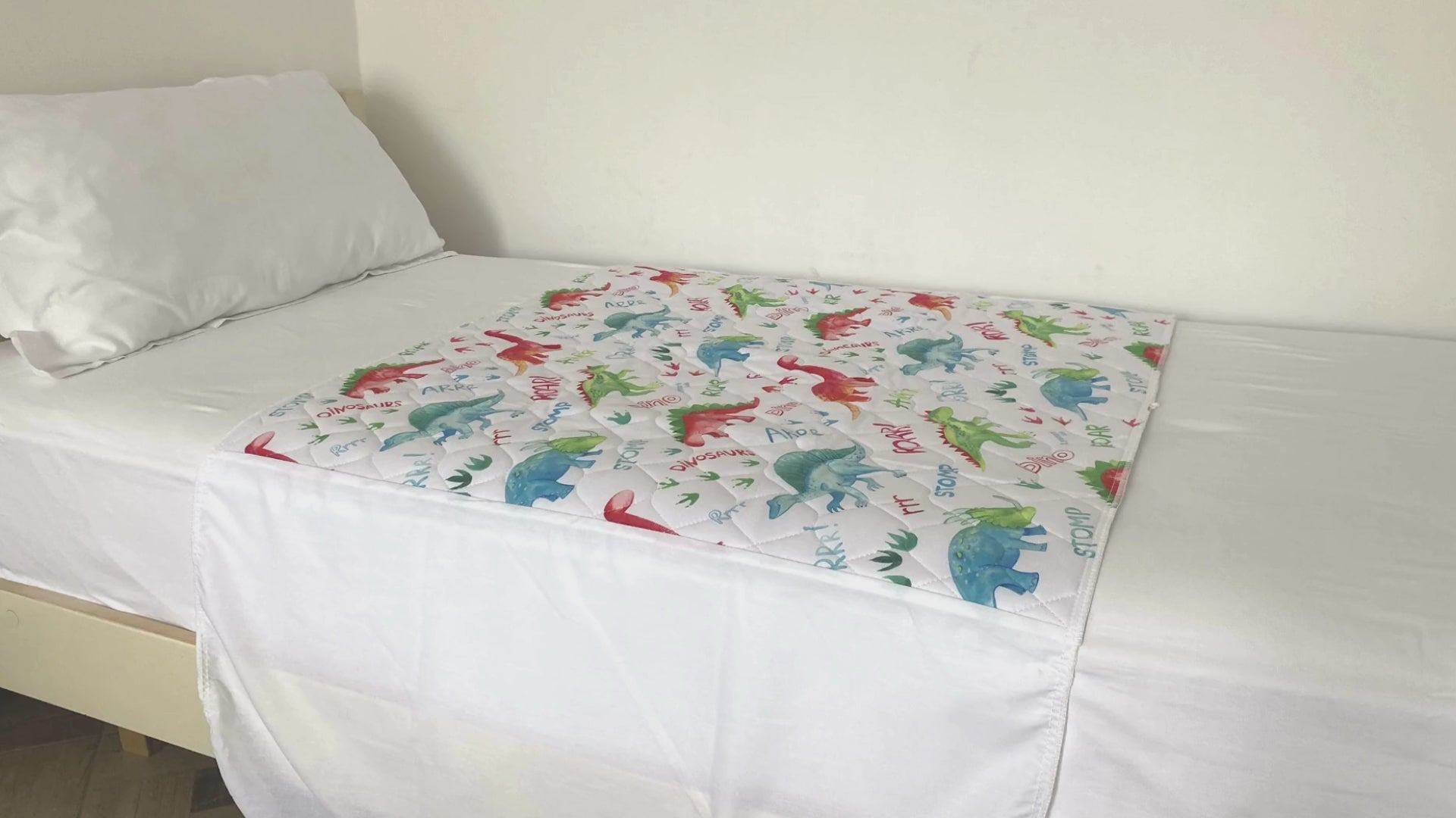 Lynmark Dinosaur potty training bed pad with tucks - product demo video